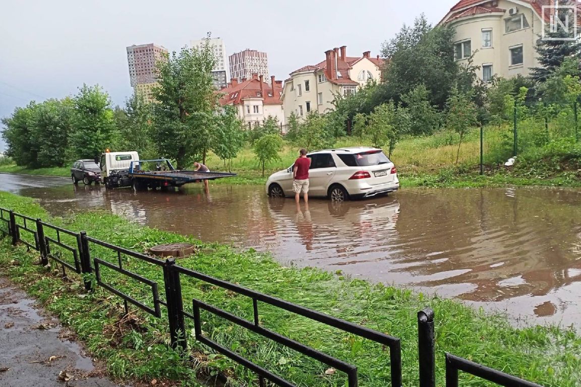 Последствия ливня в Екатеринбурге: затопило дома, торговые центры и дороги  | 19.07.2021 | Екатеринбург - БезФормата